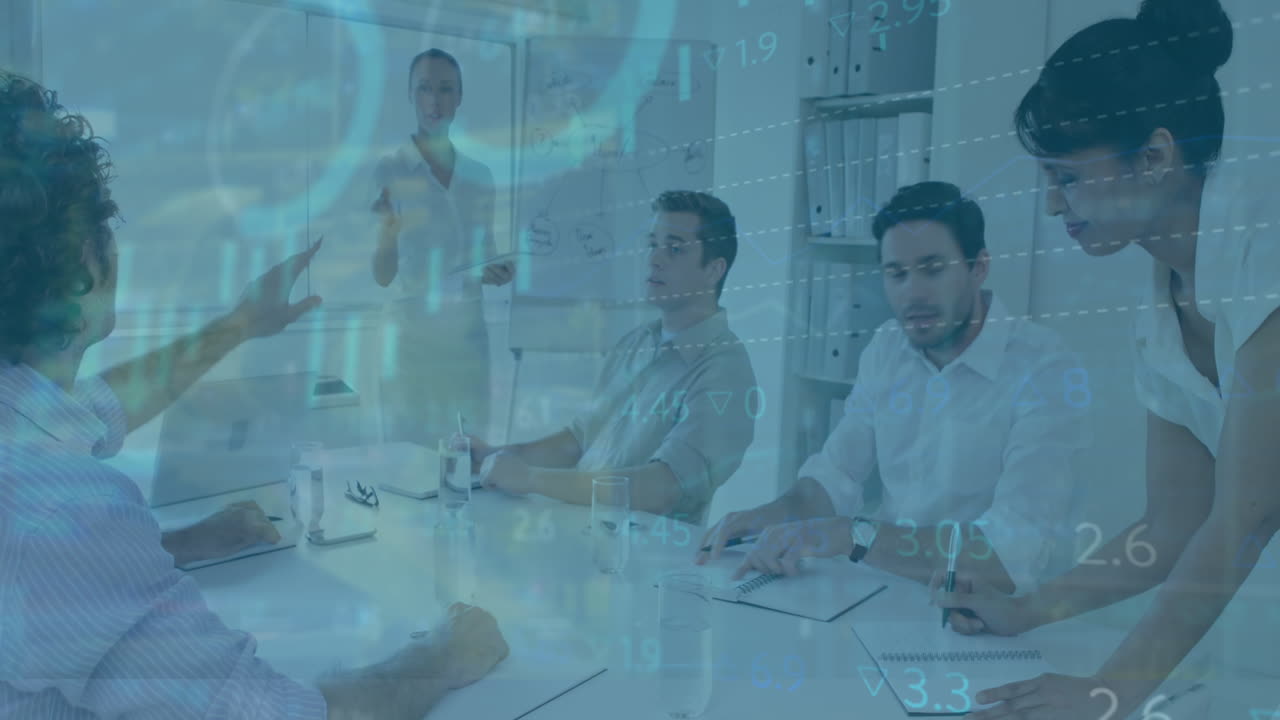 animación del procesamiento de datos financieros sobre diversas personas de negocios que se reúnen en la oficina