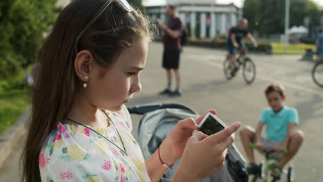 Konzentrierter-Teenager,-Der-Sein-Smartphone-Im-Freien-Nutzt