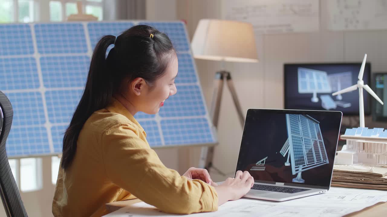 태양 전지판과 풍력 터빈이 있는 작은 집 에 있는 노트북에서 태양 전지를 보는 동안 머리를 흔들고 있는 아시아 여성의 측면 시각