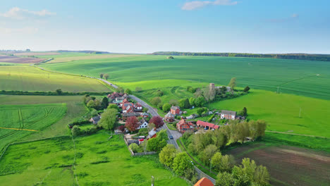 Las-Imágenes-De-Drones-Muestran-El-Pueblo-De-Burwell,-La-Antigua-Ciudad-Comercial-Medieval,-Rodeada-De-Campos,-Casas-Clásicas-De-Ladrillo-Rojo-Y-La-Iglesia-Parroquial-Abandonada-De-Saint-Michael-En-Las-Colinas-De-Wold-De-Lincolnshire.