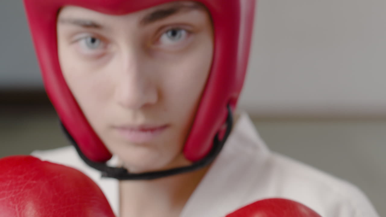 보호 를 착용 한 젊은 여자