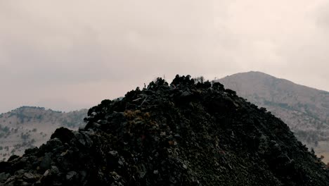 Cámara-Alejándose-De-3-Personas-En-La-Cruz-De-La-Cumbre-Y-La-Cruz-Muerta-En-El-Volcán-Ajusco-En-México