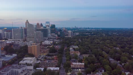 Drohnen-Zeitraffer,-Der-In-Der-Abenddämmerung-In-Midtown-Atlanta-Nach-Norden-Fliegt