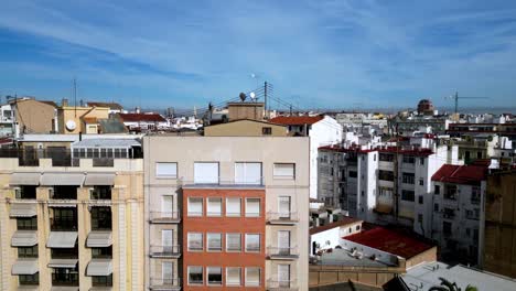 Aufschlussreiche-Aufnahme-Von-Apartments-Im-Stadtzentrum-Von-Valencia-In-Spanien,-Schöne,-Gleichmäßige-Aufnahme-Typisch-Spanischer-Terrakottadächer