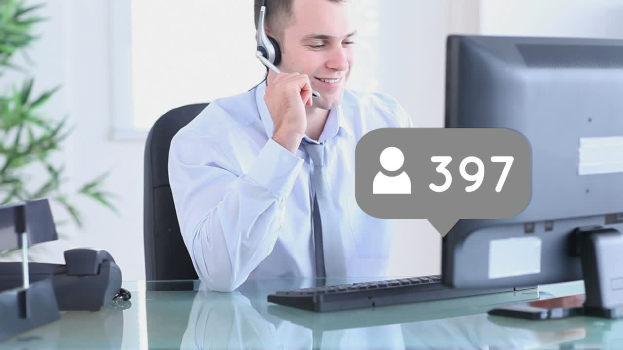 Animazione di icona di social media e numeri che cambiano su uomo d'affari che indossa un auricolare telefonico