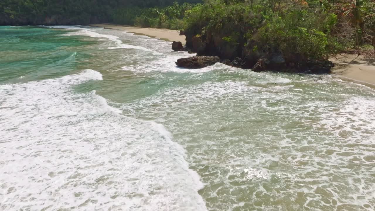Vagues de l'océan arrivant à Playa El Valle, plage sereine de la péninsule de Samaná en République Dominicaine