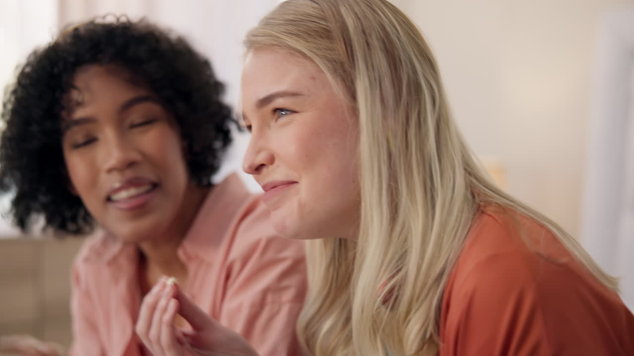 cara, reír o relajarse amigos viendo el programa de televisión