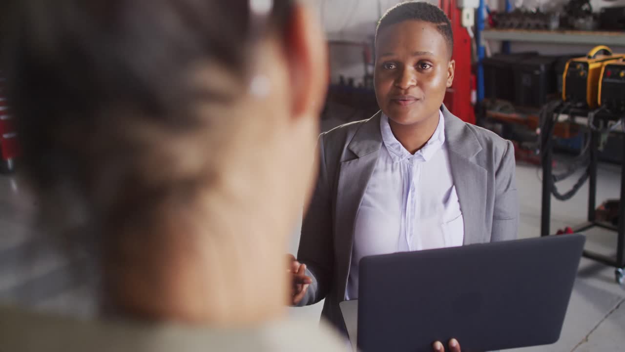 video de dos diversas mecánicas de automóviles y dueñas de negocios hablando