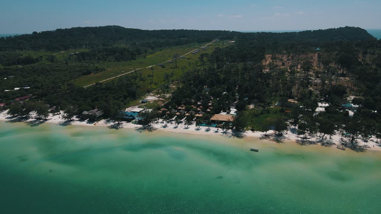 hermoso mar verde-azul en la vasta playa de arena blanca y grandes resorts entre la naturaleza verde de la isla turística de koh rong sanloem