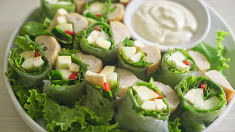 Envoltura-De-Verduras-O-Rollos-De-Ensalada-Con-Salsa-De-Ensalada-Cremosa---Estilo-De-Comida-Saludable