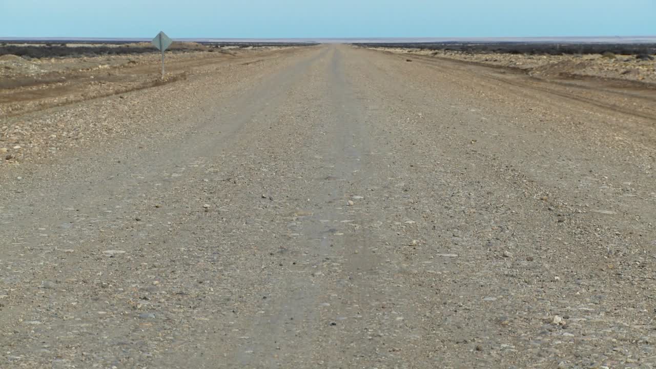 외로운 버려진 길 아래의 관점