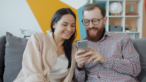 pareja usando teléfono móvil