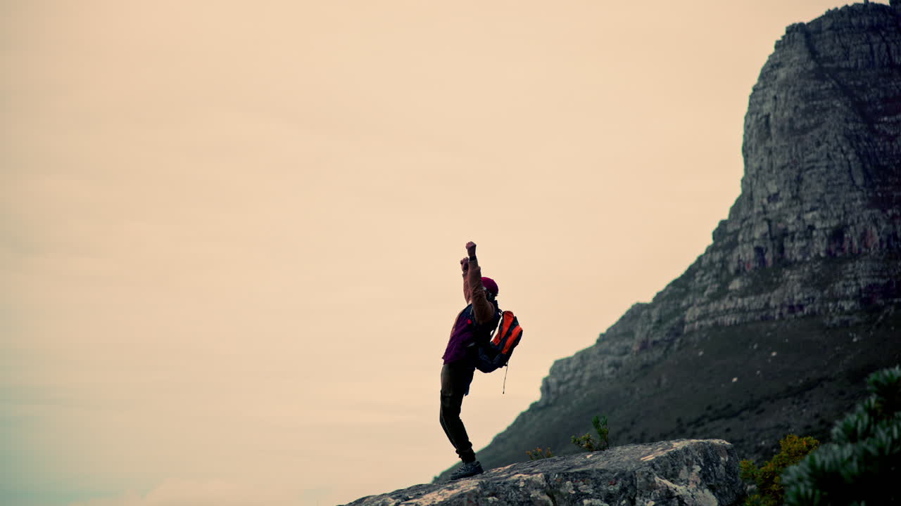 Uomo che fa un'escursione in montagna