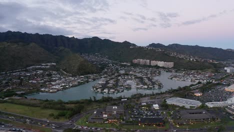 Amplia-Toma-Panorámica-Aérea-De-Los-Suburbios-Hawaianos-Con-Poca-Luz-En-La-Isla-De-O&#39;ahu,-Hawaii