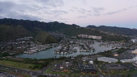 amplia toma panorámica aérea de los suburbios hawaianos con poca luz en la isla de o'ahu, hawai