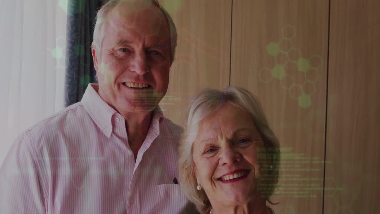 animación de procesamiento de datos sobre una pareja caucásica de edad avanzada sonriendo