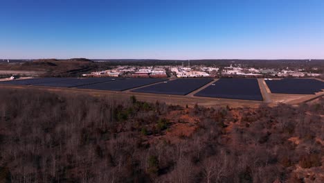 Una-Vista-Aérea-Sobre-Un-Gran-Campo-Solar-En-Long-Island,-Nueva-York-En-Un-Día-Soleado-Con-Cielos-Azules