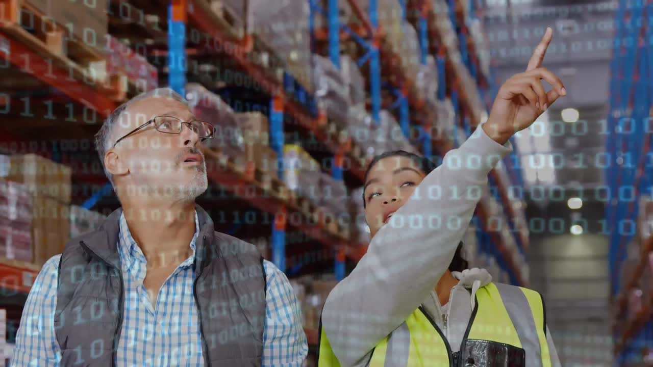 animación de codificación binaria sobre trabajadores de almacén masculinos y femeninos