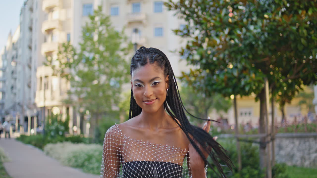 mujer elegante caminando retrato de calle verde. modelo de moda mirando cámara