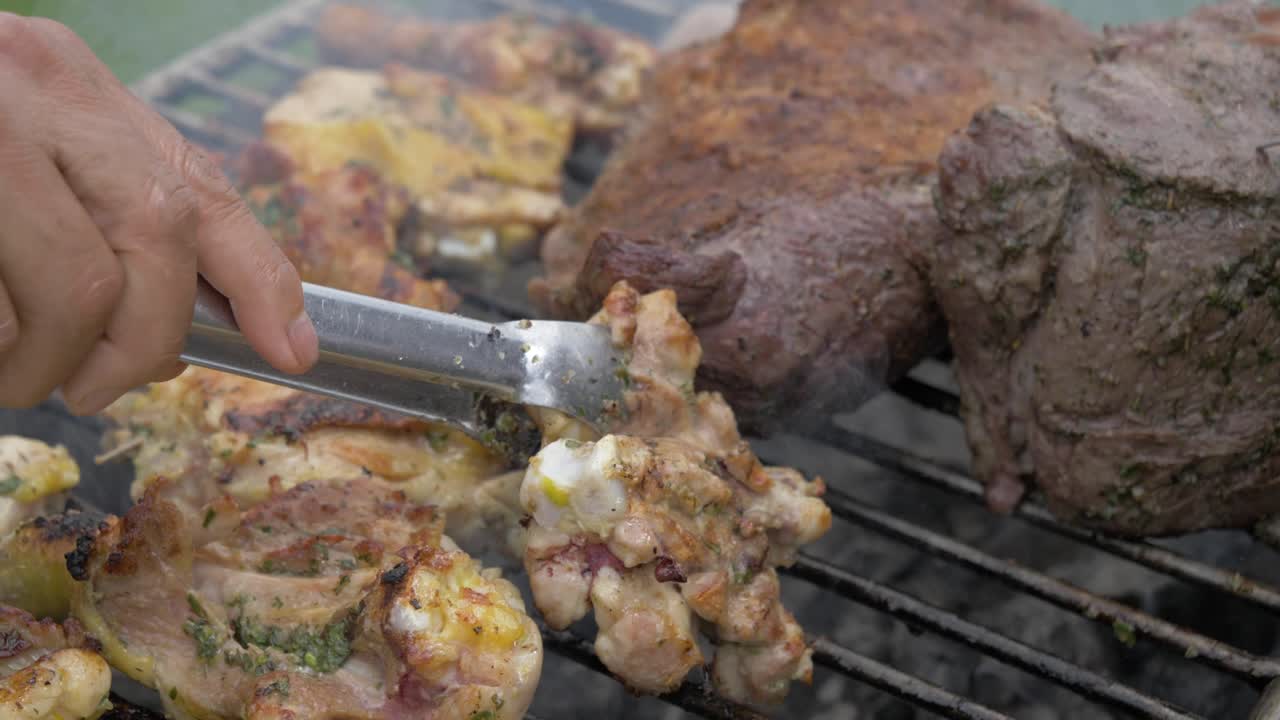 두 사람이 바베큐에서 고기를 뒤집고 는 근접 촬영