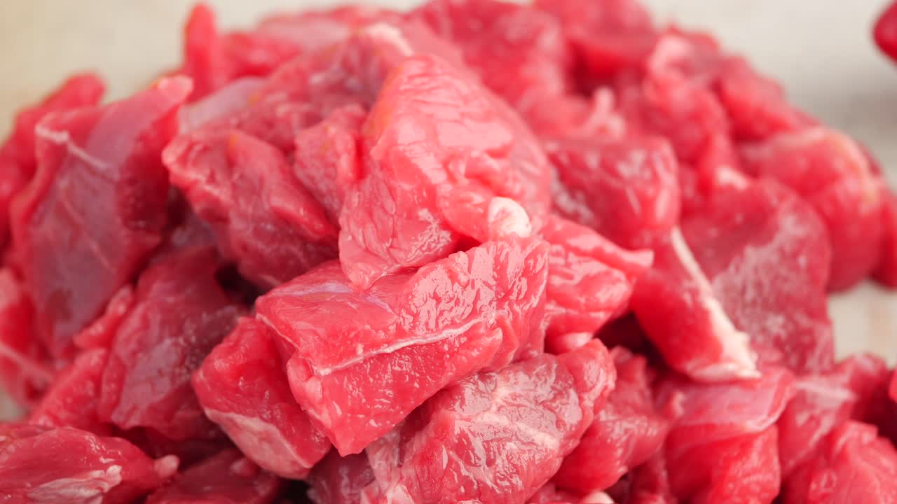 Tampilan dekat daging sapi mentah cincang