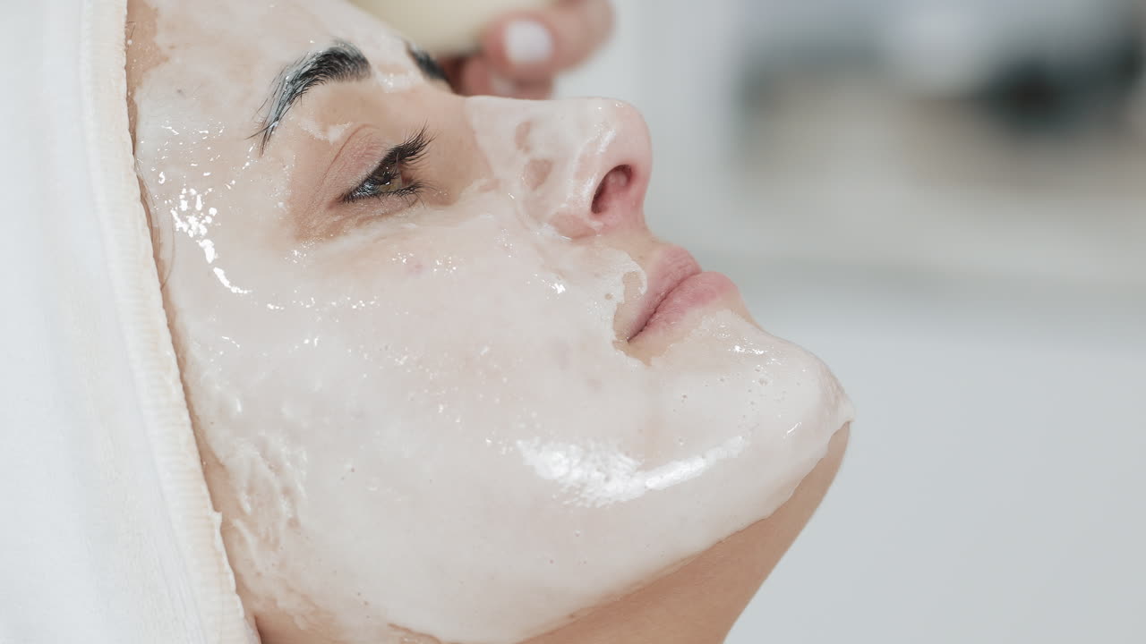mujer recibiendo tratamiento facial en un spa