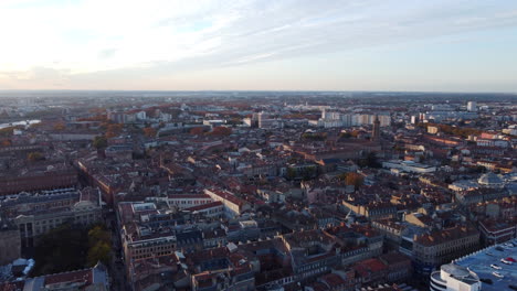 Toma-Aérea-Izquierda-Del-Centro-De-La-Ciudad-De-Toulouse-Al-Atardecer,-Francia