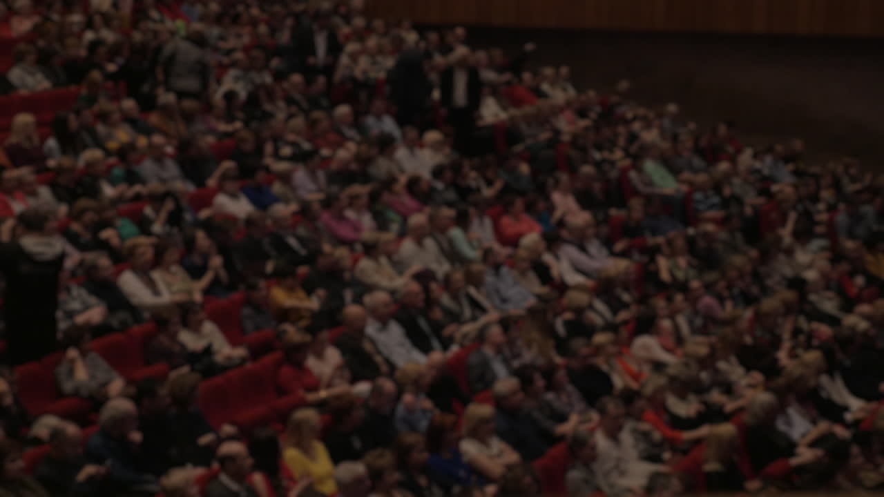 mucha gente aplaude en el cine