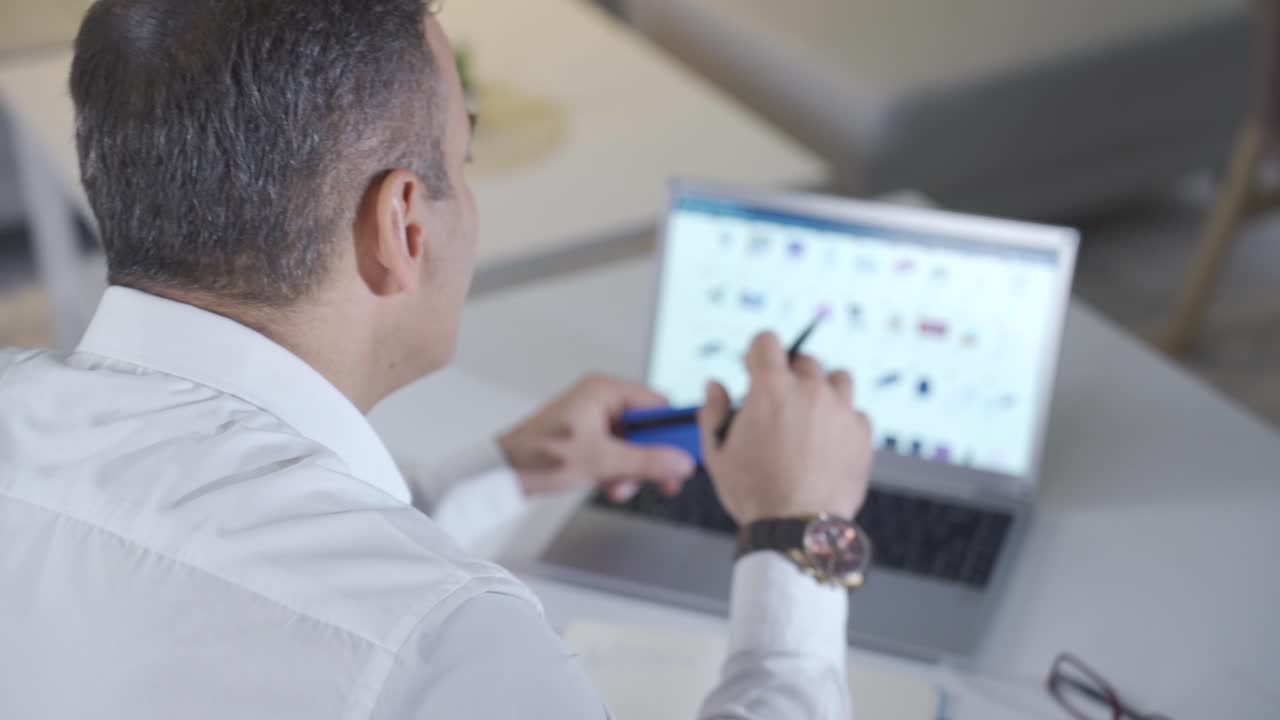 hombre de compras en una tienda en línea.