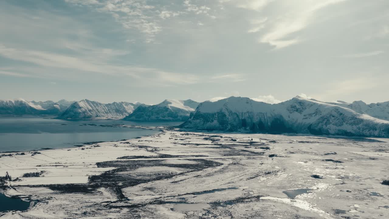 Panoramaudsigt over snedækkede bjerge og hav om vinteren i Norge. - luftfoto
