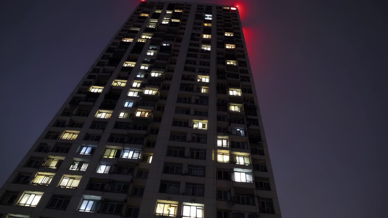 edificio alto por la noche