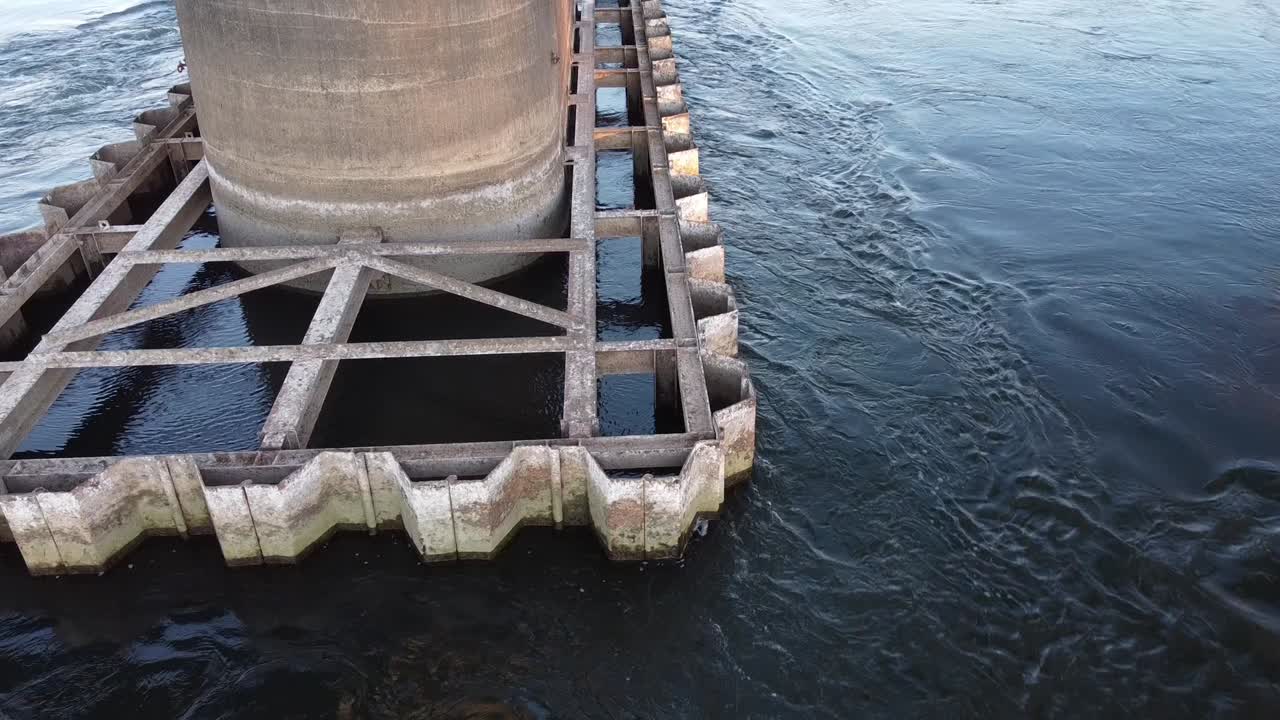 미국의 신선한 아침에 흐르는 치카마우가 댐 철도 교량 철탑 물의 슬로우 모션 샷