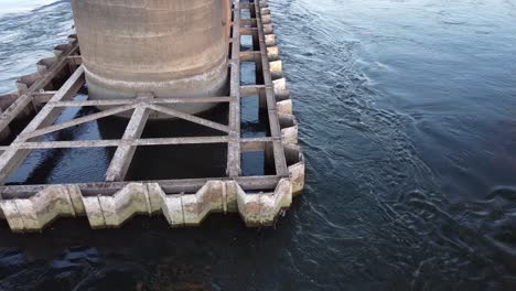 toma en cámara lenta de chattanooga tn, agua de pilón del puente ferroviario de la presa de chickamauga que fluye en una mañana fresca en estados unidos