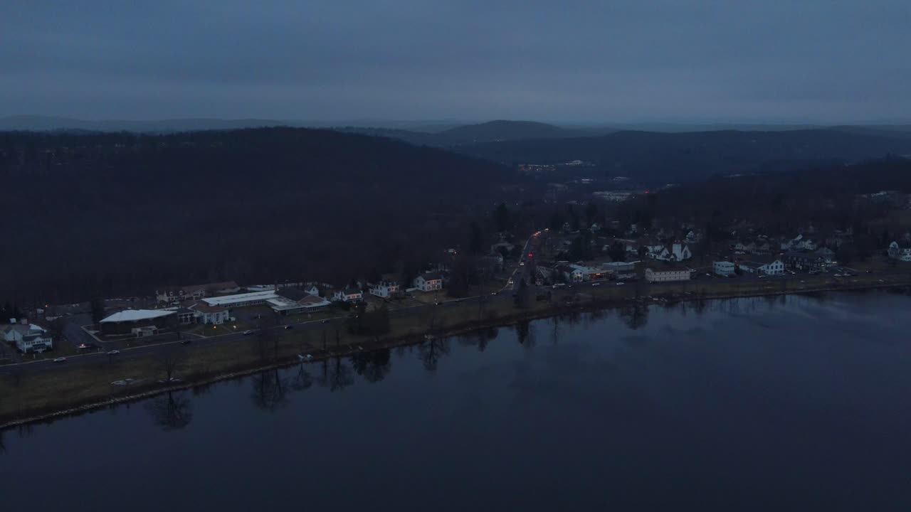 Letecké záběry dronem malého jezerního města v Americe.