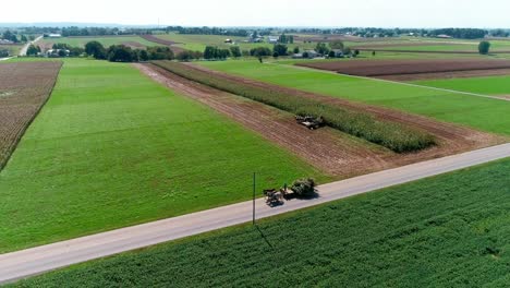 granjeros amish cosechando cultivos de otoño vistos por un dron