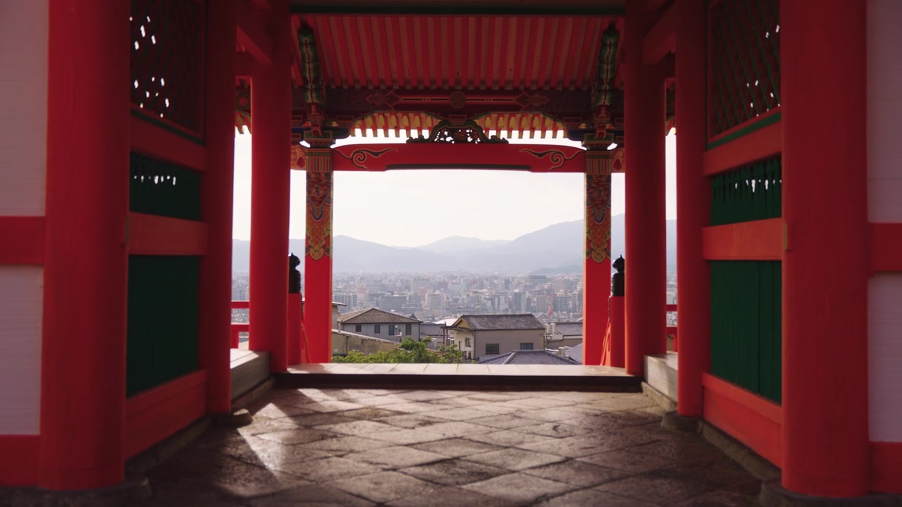 Inquadratura di apertura di Kyoto attraverso i cancelli di Kiyomizu-dera, giorno d'estate in Giappone.