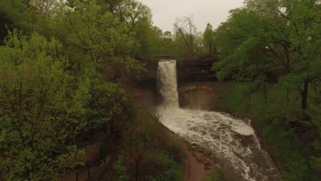 Luftaufnahme-Des-Minneapolis-Wasserfalls-Minehaha-Im-Sommer