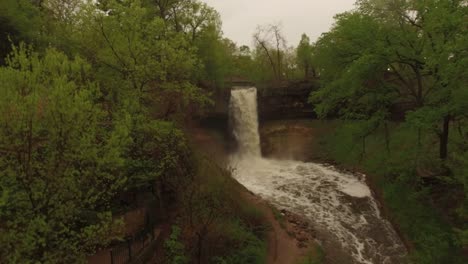 vista aérea de la caída de agua de minneapolis minehaha durante el horario de verano