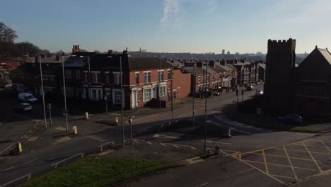 la vista aérea revela hileras de históricas casas adosadas y la escena de la calle de la iglesia al amanecer