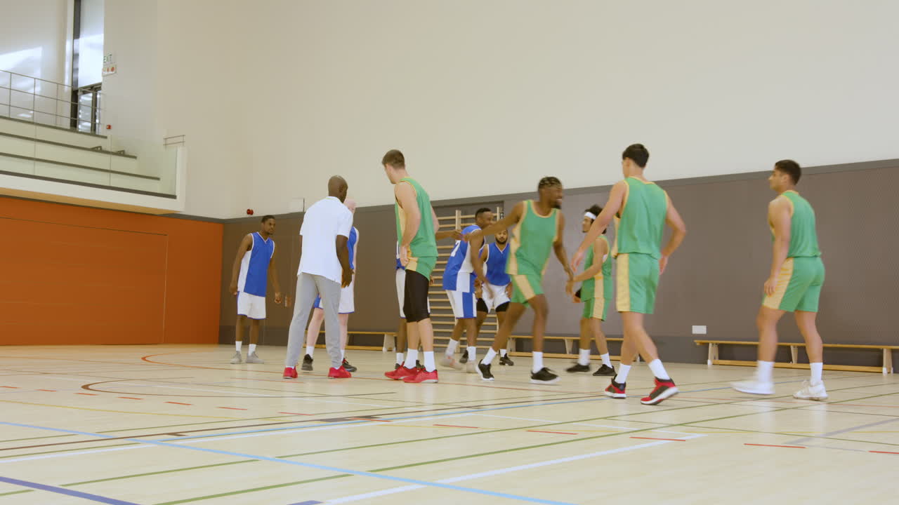 Giocatori di pallacanestro che si allenano su lavoro di squadra e strategia su un campo scolastico durante una partita.