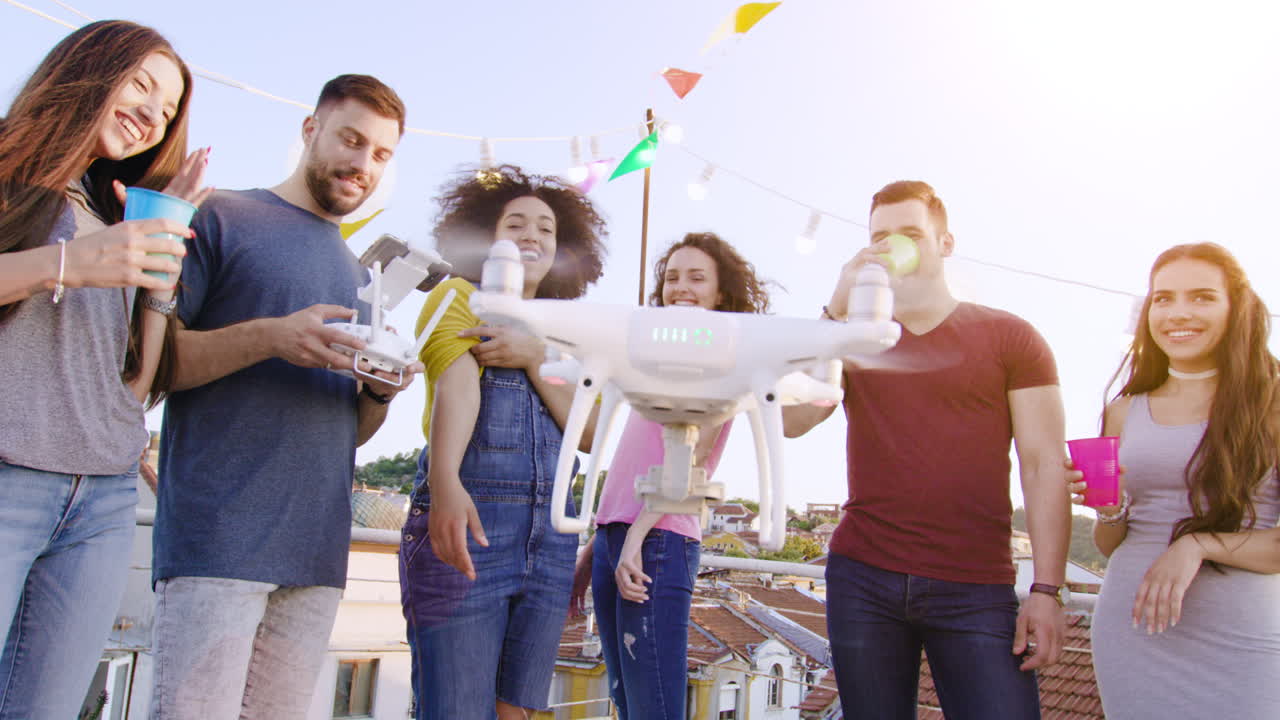 amigos celebrando con un avión no tripulado en