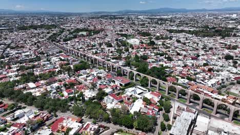 Antiguo-E-Histórico-Acueducto-A-Lo-Largo-De-La-Ciudad-De