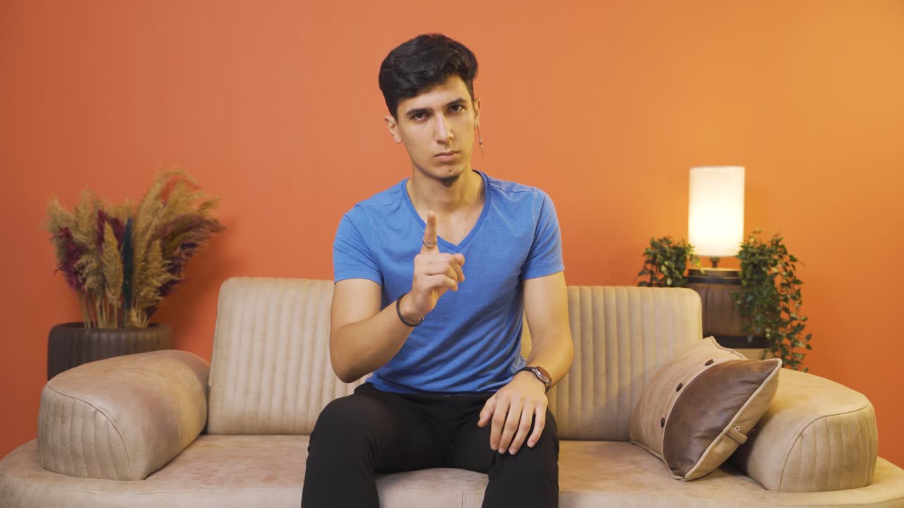 그 남자는 카메라를 쳐다보며 경고하고 있습니다.