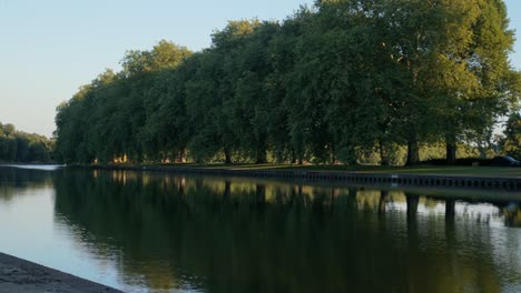 Ver-El-Río-Támesis-A-Medida-Que-Fluye-A-Través-De-La-Campiña-Inglesa-Cerca-Del-Castillo-De-Windsor