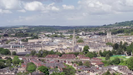 Toma-Aérea-De-Camión-De-La-Ciudad-De-Bath,-Incluida-La-Abadía-De-Bath---Tren-Gwr,-En-El-Suroeste-De-Inglaterra-En-Un-Día-Soleado-De-Verano-Con-Cultivos-Estrechos