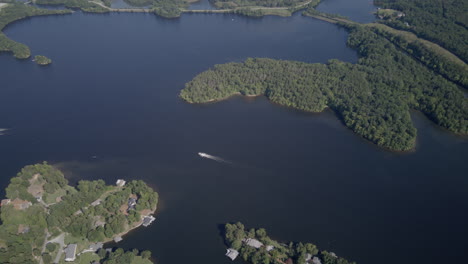 Timelapse-De-Hiperlapso-Aéreo-Del-Lago-Hyco-En-Carolina-Del-Norte-Que-Muestra-Barcos-Moviéndose-De-Un-Lado-A-Otro-En-El-Agua