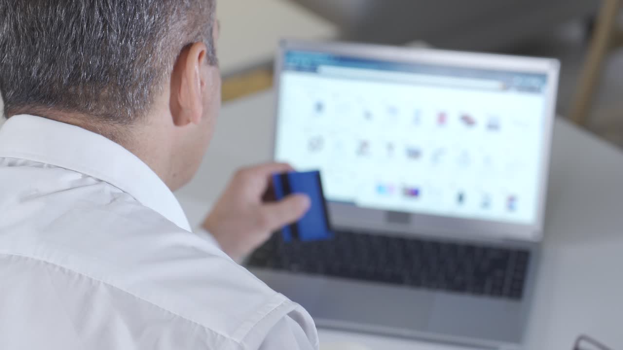 hombre ordenando desde el comercio electrónico.