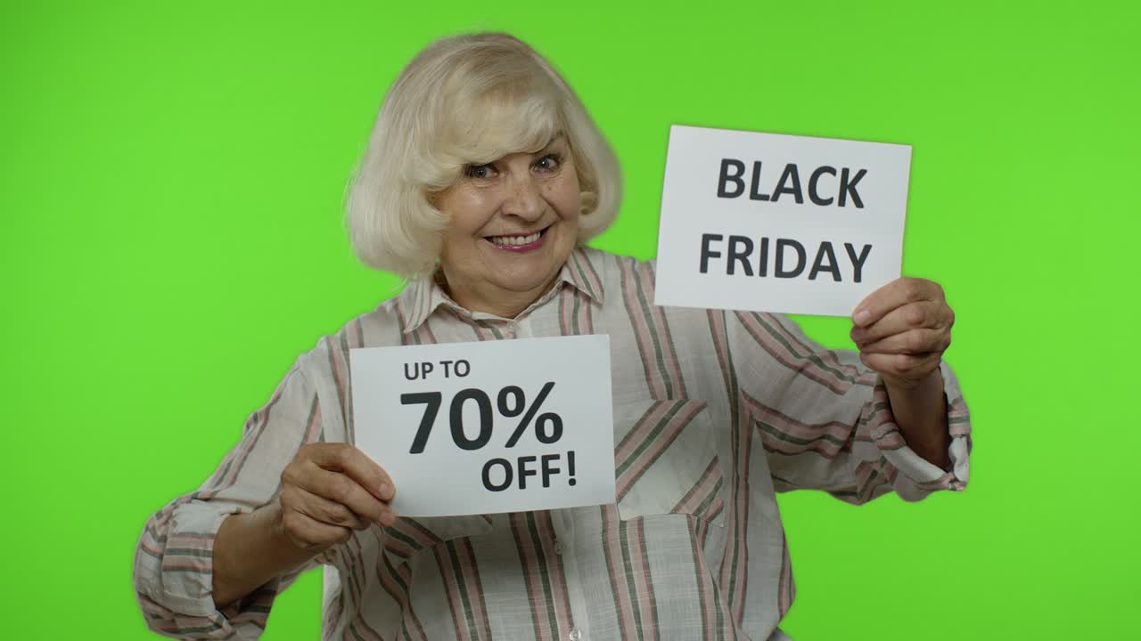 abuela mostrando el viernes negro y hasta un 70 por ciento de descuento en el precio de la compra anuncio de descuento