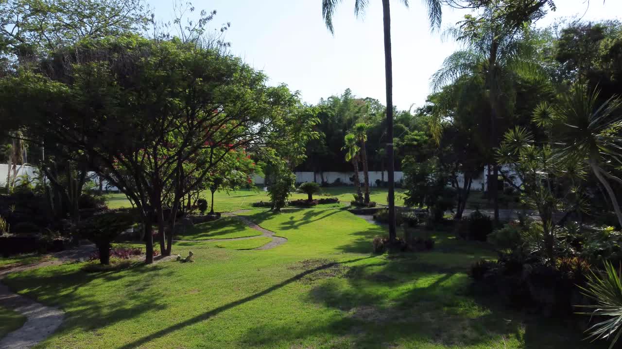 casa grande con jardín, toma aérea