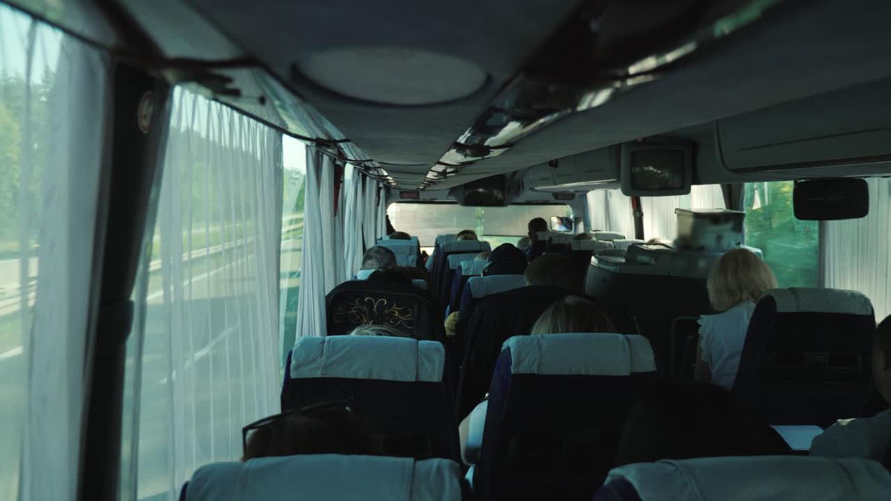 autobús de pasajeros conduciendo por la autopista europea 4k